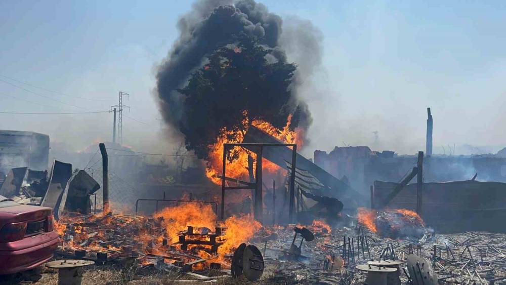 Ergene&rsquo;de anız yangını &ccedil;iftliklere sı&ccedil;radı: Binlerce balya saman k&uuml;l oldu
