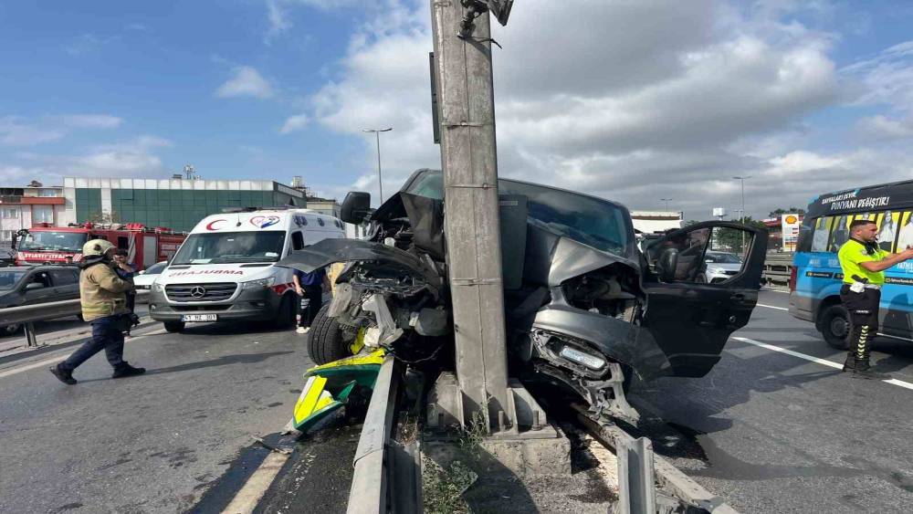 K&uuml;&ccedil;&uuml;k&ccedil;ekmece E5&rsquo;te yaz kursuna giden &ccedil;ocukları taşıyan ara&ccedil; &ouml;nce bariyere ardından direğe &ccedil;arptı: 12 &ccedil;ocuk ve şof&ouml;r yaralandı

