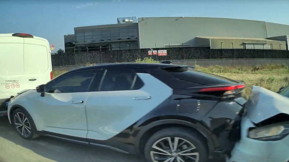 Şile&rsquo;de 3 aracın zincirleme kazaya karıştığı anlar kamerada
