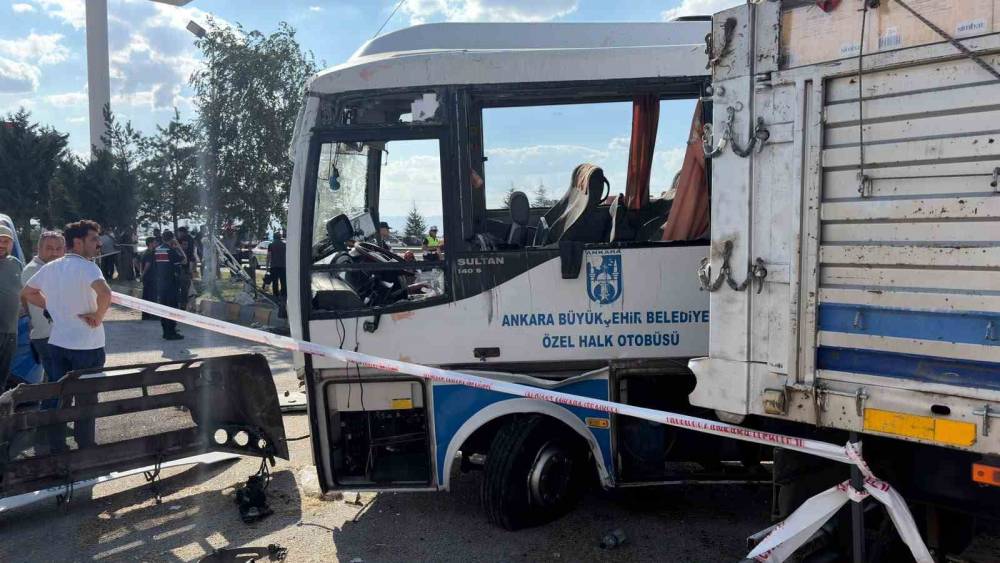 Ankara&rsquo;da midib&uuml;s ile kamyon &ccedil;arpıştı: 1 &ouml;l&uuml;, 16 yaralı
