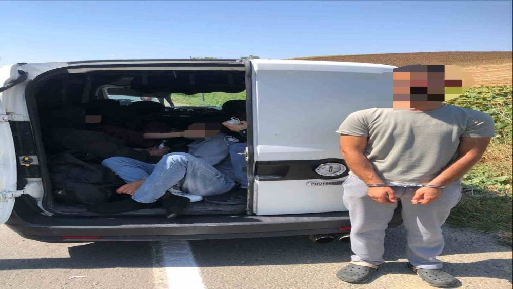 Uzunk&ouml;pr&uuml;&rsquo;de g&ouml;&ccedil;men ka&ccedil;ak&ccedil;ılığı operasyonu: 12 d&uuml;zensiz g&ouml;&ccedil;men yakalandı
