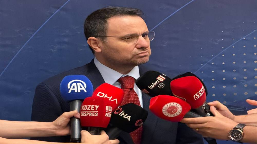Bakan Akın G&uuml;rlek: "Burada kesinlikle dini bir g&ouml;r&uuml;şe, dini bir cemaate karşı bir operasyon yok, mali yapılanmaya y&ouml;nelik bir operasyon"
