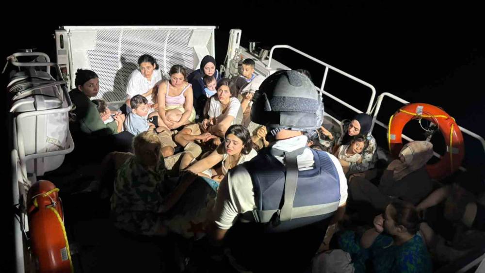 G&ouml;kova k&ouml;rfezinde yelkenli tekne i&ccedil;inde 64 d&uuml;zensiz g&ouml;&ccedil;men ve 4 g&ouml;&ccedil;men ka&ccedil;ak&ccedil;ısı yakalandı
