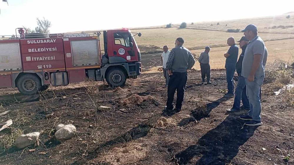 Ocaklıktan &ccedil;ıkan kıvılcımlar otluk alanda yangına neden oldu
