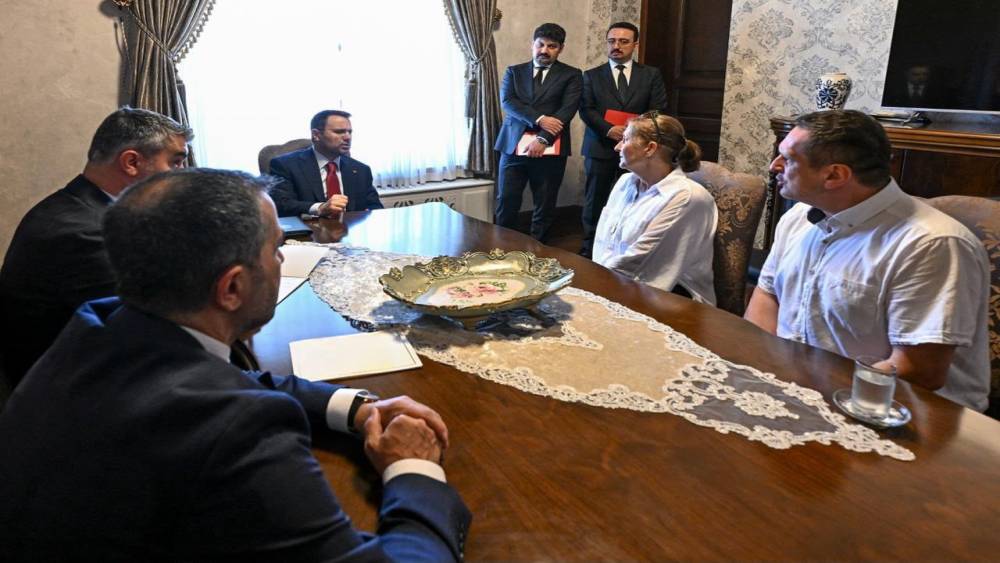 Bakan G&uuml;rlek, yorgun merminin isabet etmesi sonucu hayatını kaybeden Emir Yuşa&rsquo;nın ailesiyle bir araya geldi
