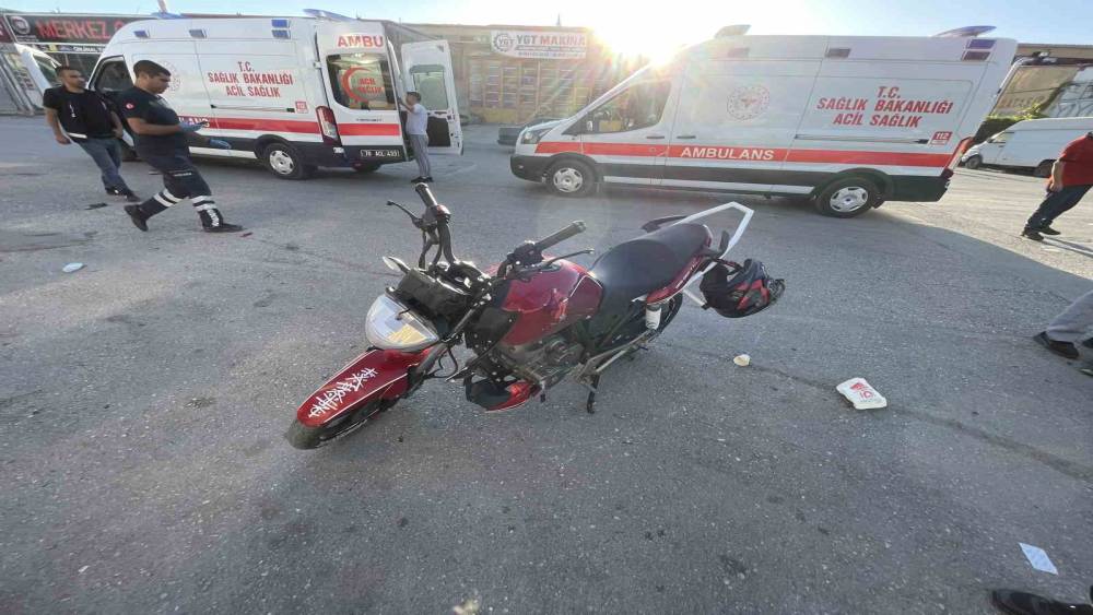 Motosikletlerin &ccedil;arpıştığı kaza anı kamerada: 1&rsquo;i ağır, 3 yaralı
