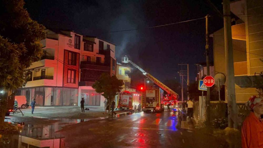 &Ccedil;ardakta &ccedil;ıkan yangın 3 katlı binaya sirayet etti: 1 kişi yaralandı
