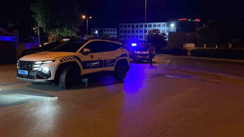 Cadde &uuml;zerindeki kavga kanlı bitti: 1 yaralı
