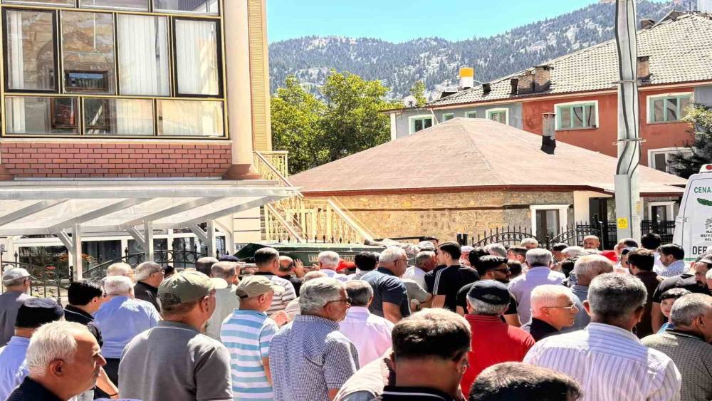 Kaskına arı giren motosikletli yayaya &ccedil;arptı: 1 &ouml;l&uuml;, 1 yaralı
