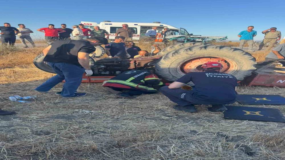 Balıkesir&rsquo;de trakt&ouml;r ve otomobil kaza yaptı 2 yaralı

