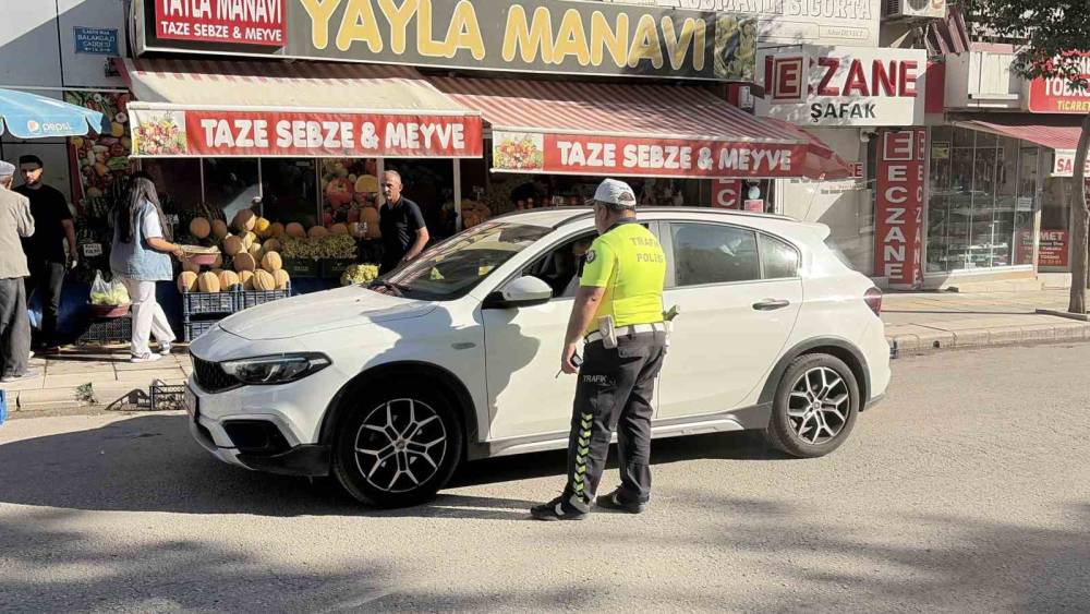 Polislerin g&ouml;z&uuml; &ouml;n&uuml;nde ters y&ouml;ne girdi, 10 bin lira ceza yedi

