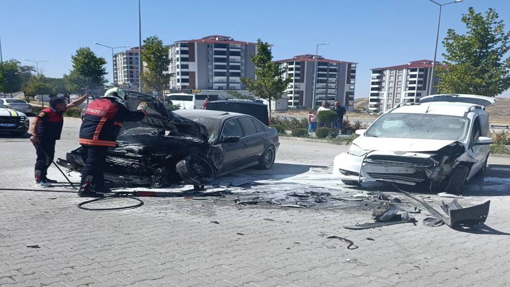 Otomobil ve hafif ticari ara&ccedil; &ccedil;arpıştı, 1 kişi yaralandı
