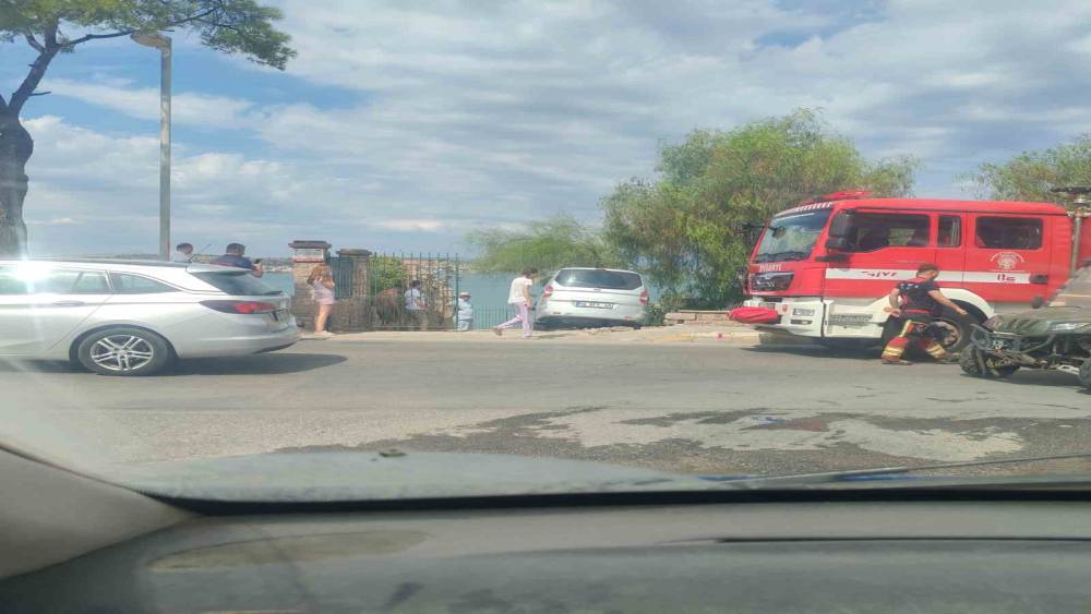 Ayvalık&rsquo;ta otomobil bah&ccedil;eye girdi, korkulan olmadı
