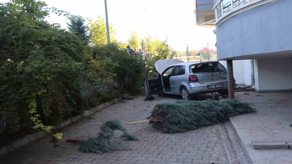 Kontrolden &ccedil;ıkan otomobil apartmanın bah&ccedil;esine d&uuml;şt&uuml;: 1 yaralı
