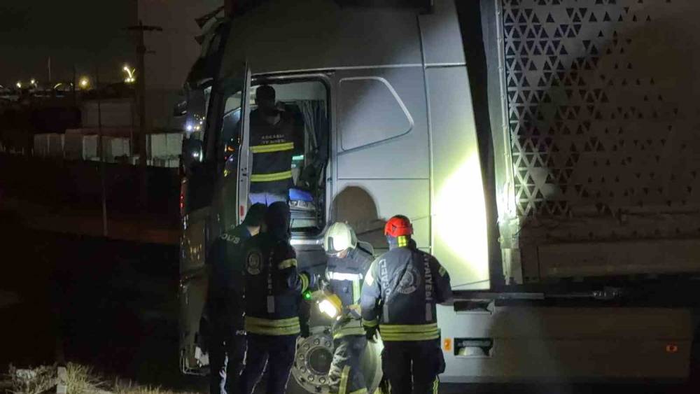 Yoldan &ccedil;ıkan tır bariyerleri aştı, s&uuml;r&uuml;c&uuml; kayıplara karıştı

