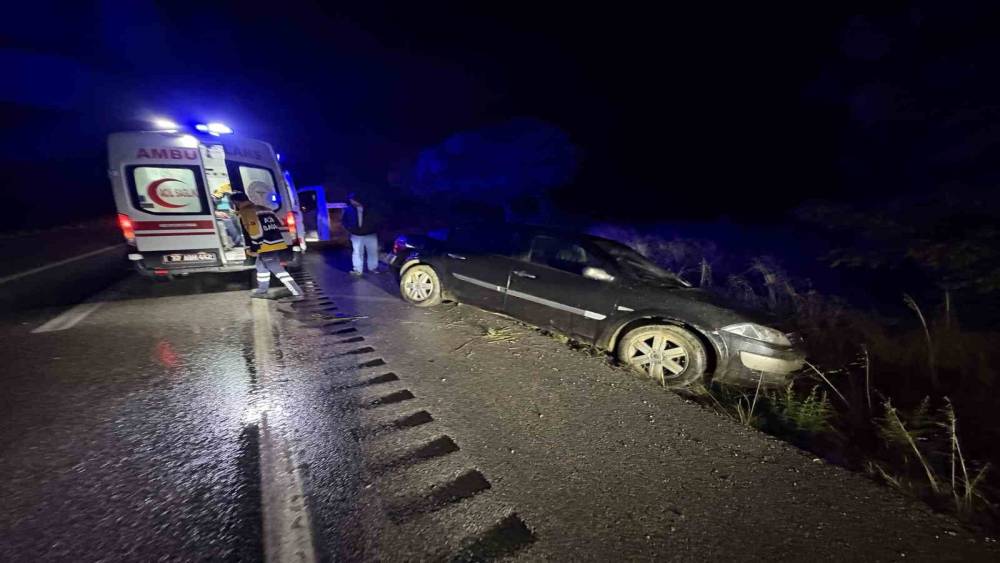 Kastamonu&rsquo;da otomobil orta ref&uuml;je &ccedil;arptı: 1 yaralı
