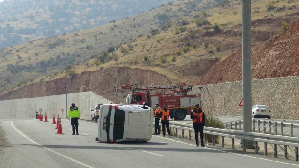 Batman&rsquo;da s&uuml;r&uuml;c&uuml;, takla atan otomobilden burnu bile kanamadan &ccedil;ıktı
