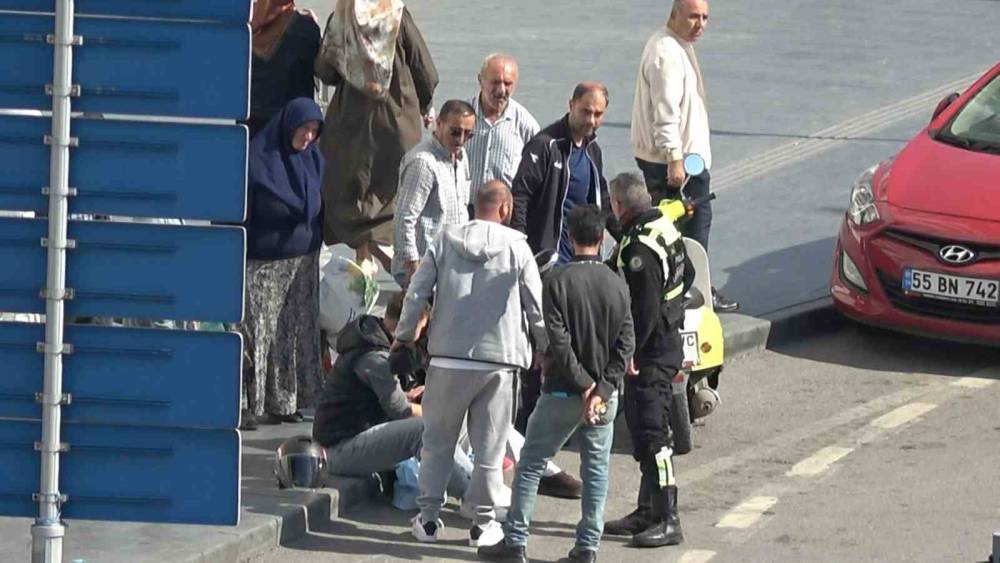 Kavşakta motosiklet devrildi, s&uuml;r&uuml;c&uuml; ve yolcu yere s&uuml;r&uuml;klendi
