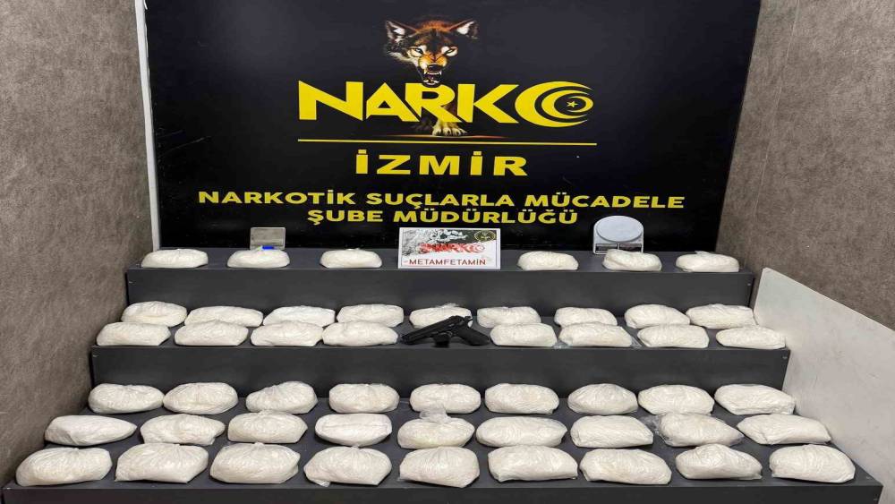 İzmir&rsquo;de 32 kilo metamfetamin maddesi ele ge&ccedil;irildi

