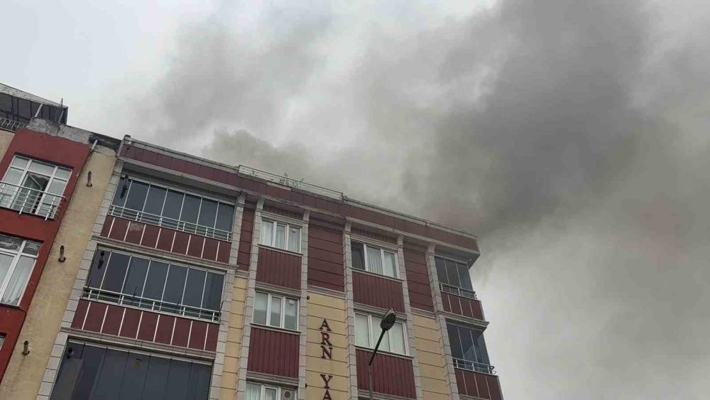 Arnavutk&ouml;y&rsquo;de korkutan yangın: Alevler yan binaya sı&ccedil;radı, 4 kişi dumandan etkilendi
