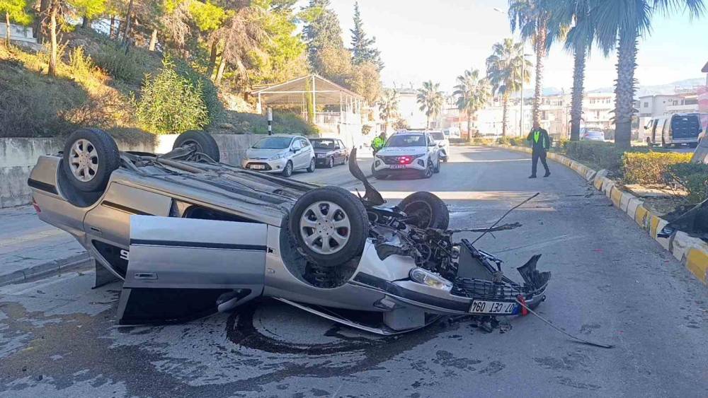 Virajı alamayan otomobil ref&uuml;jdeki aydınlatma direğine &ccedil;arpıp takla attı: 2 yaralı
