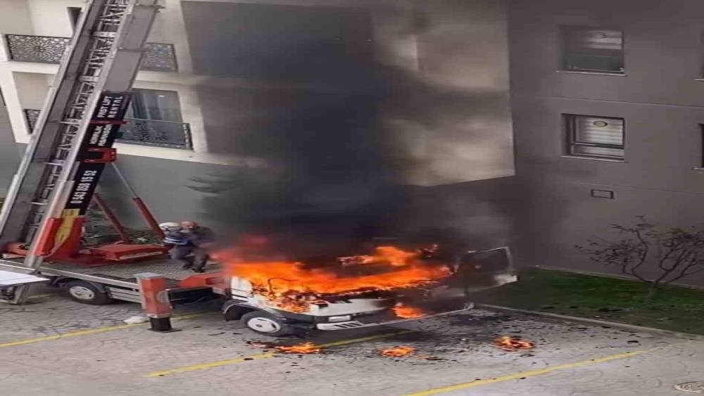 Ev taşıma kabusa d&ouml;nd&uuml;... Vin&ccedil; alev aldı, vatandaşlar damacanayla s&ouml;nd&uuml;rmeye &ccedil;alıştı
