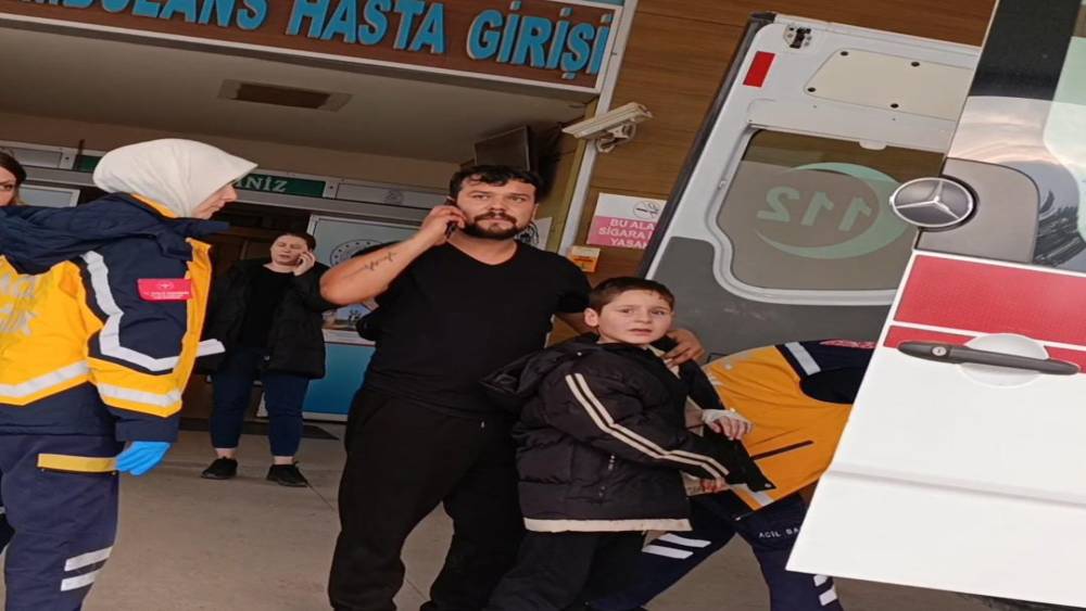 Bursa&rsquo;da nacakla oynayan &ccedil;ocuğun parmağı kopma noktasına geldi
