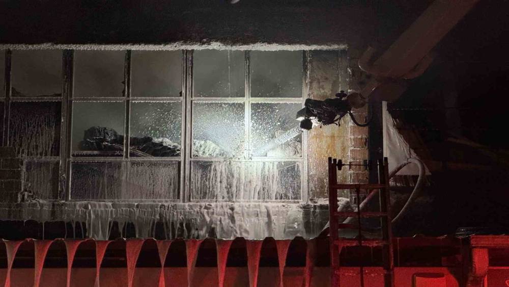 Hırdavat d&uuml;kkanı alev topuna d&ouml;nd&uuml;, ekipler seferber oldu
