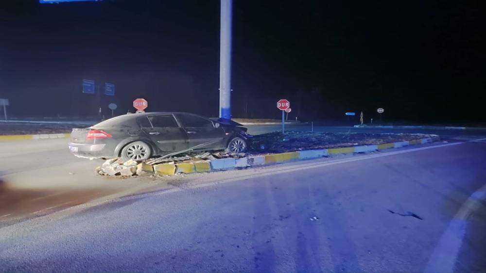 Konya&rsquo;da otomobil ref&uuml;je &ccedil;ıktı: 3 yaralı
