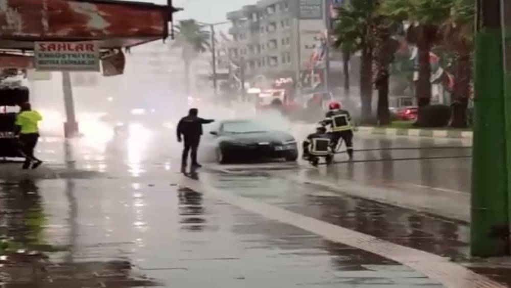 Osmaniye&rsquo;de park halindeki otomobil yandı
