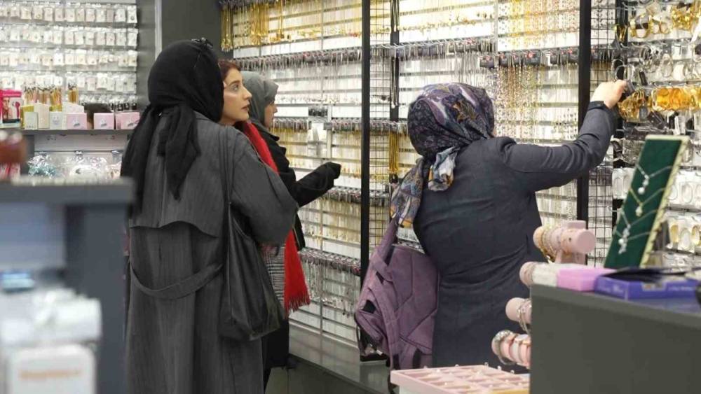 Sevgililer G&uuml;n&uuml; esnafa yaradı: Satışlar 2 katına &ccedil;ıktı
