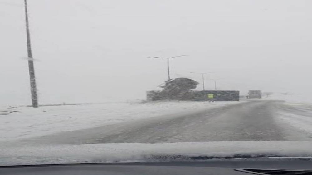 Bitlis&rsquo;te kontrolden &ccedil;ıkan tır yan yattı
