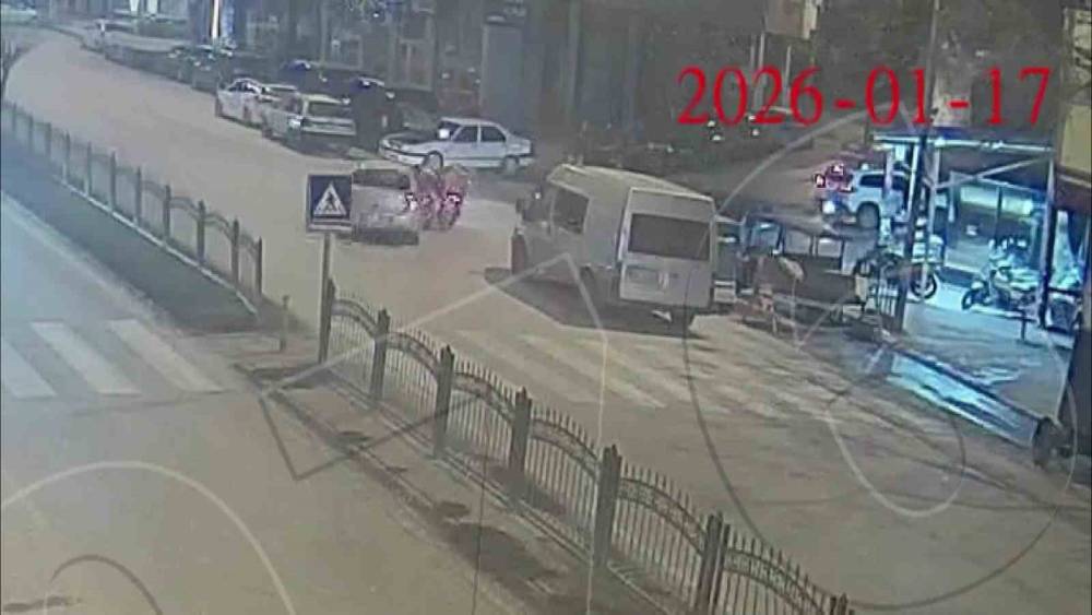 Motokuryenin otomobile &ccedil;arparak savrulduğu kaza kamerada
