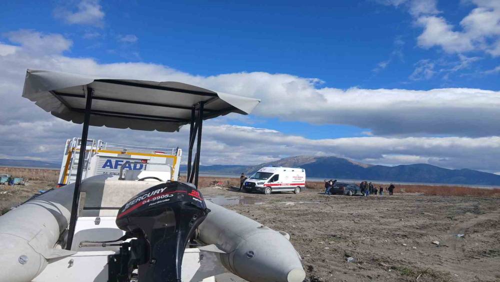 Eğirdir G&ouml;l&uuml;&rsquo;nde balık avlarken tekneden d&uuml;şen adam boğuldu
