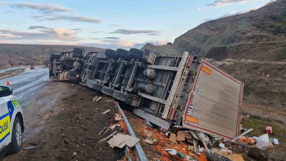 Tır şarampole devrildi, s&uuml;r&uuml;c&uuml; yara almadan kurtuldu
