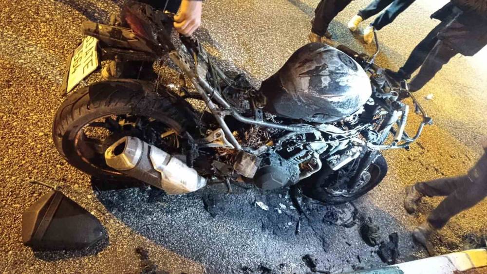 Osmaniye&rsquo;de park halindeki motosiklet alev alev yandı
