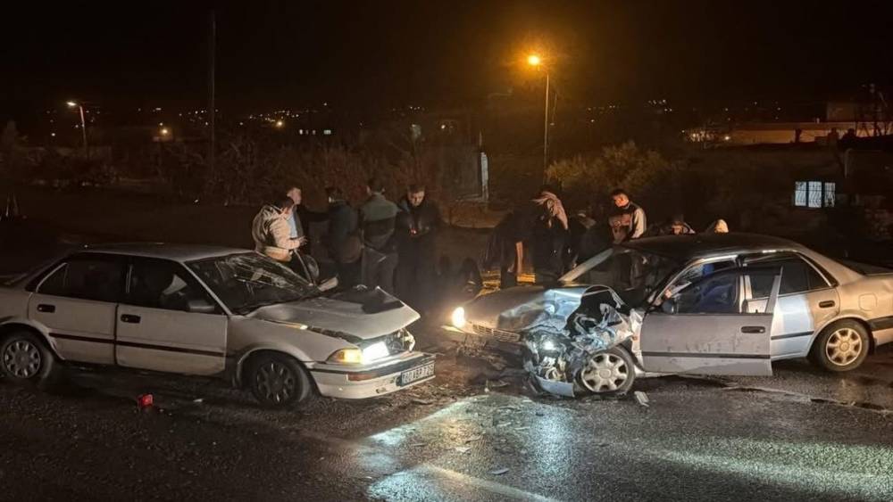 Osmaniye&rsquo;de iki otomobil kafa kafaya &ccedil;arpıştı: 4 yaralı
