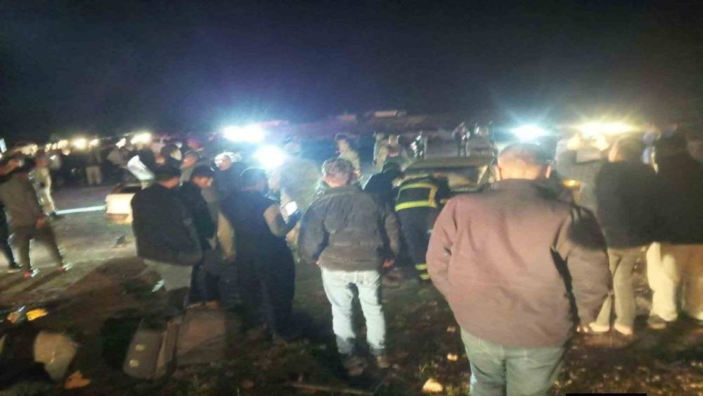 Şanlıurfa&rsquo;da otomobiller &ccedil;arpıştı: 1 &ouml;l&uuml;, 8 yaralı
