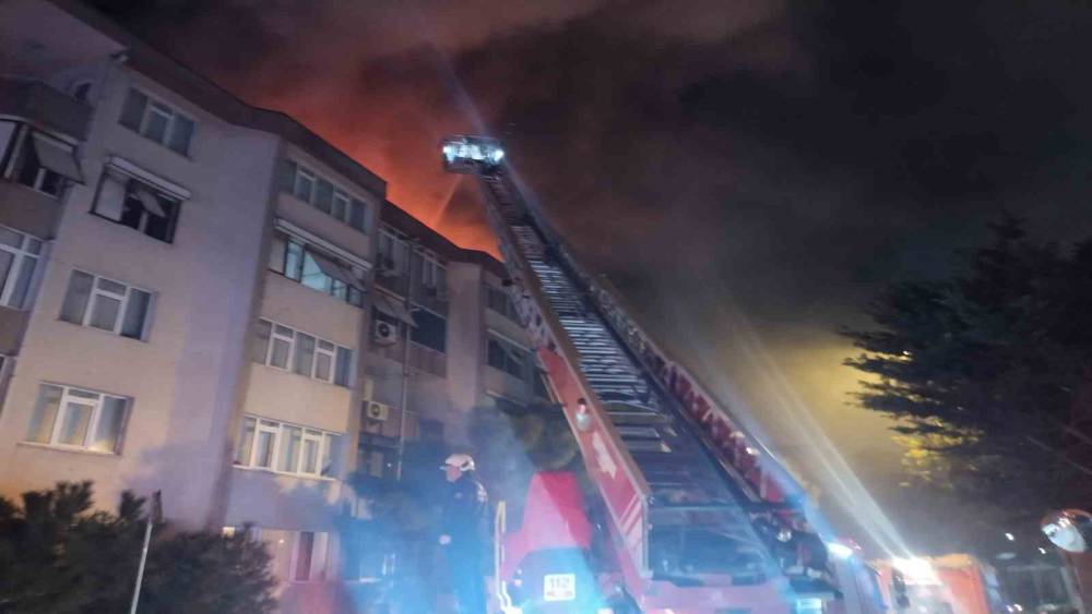 &Uuml;sk&uuml;dar&rsquo;da site i&ccedil;indeki binanın &ccedil;atısında yangın paniği
