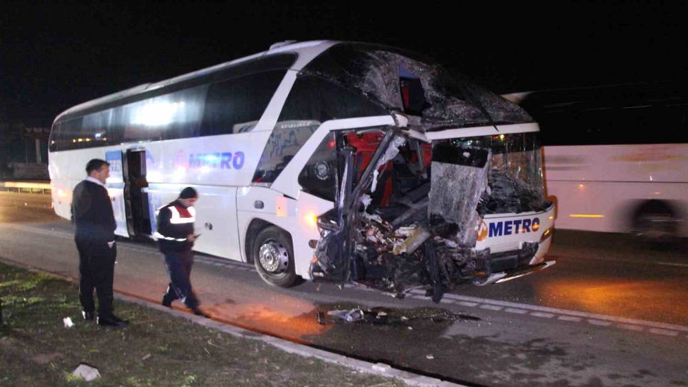 Amasya&rsquo;da yolcu otob&uuml;s&uuml; ile tırın &ccedil;arpıştığı kazada 11 yaralı
