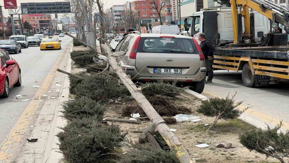 Ankara&rsquo;da bir ara&ccedil;, yayalara &ccedil;arptı: 1&rsquo;i ağır, 2 yaralı
