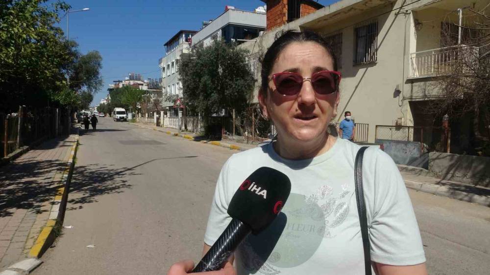 Antalya&rsquo;da iki motosikletlinin yola savrulduğu kaza kameraya yansıdı, mahalleli kasis istedi
