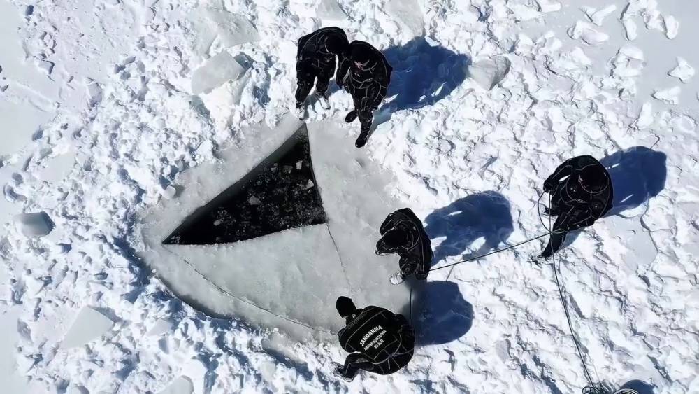 Buzla kaplı g&ouml;lette nefes kesen dalış
