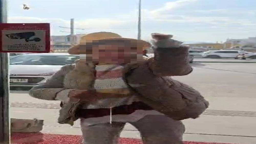 Fark &uuml;creti vermek istemeyen kadın eczaneye taşla saldırdı, kapıları tekmeledi
