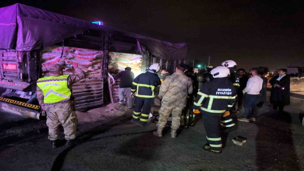 Mardin&rsquo;de hayvan yemi y&uuml;kl&uuml; tırın dorsesinde yangın &ccedil;ıktı
