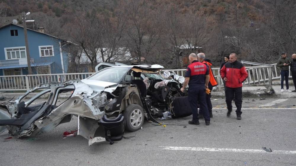 Hurdaya d&ouml;nen ara&ccedil;tan sağ kurtuldular: 1&rsquo;i bebek 3 yaralı
