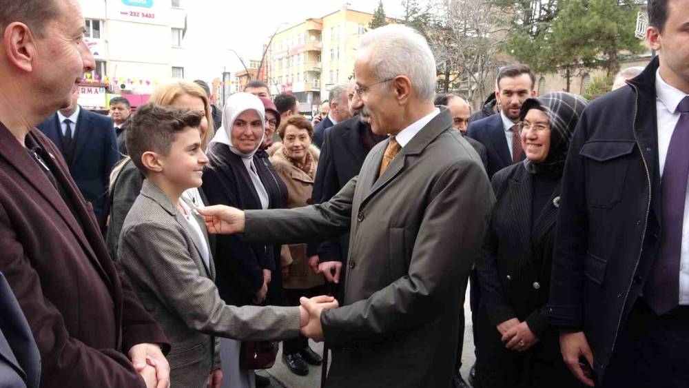 Bakan Uraloğlu: "Isparta&rsquo;mızda Dereboğazı yolu g&uuml;ndemimizde ve bir mesafe kat ettikten sonra &ccedil;alışmaların devamını ileride s&uuml;rd&uuml;receğiz"
