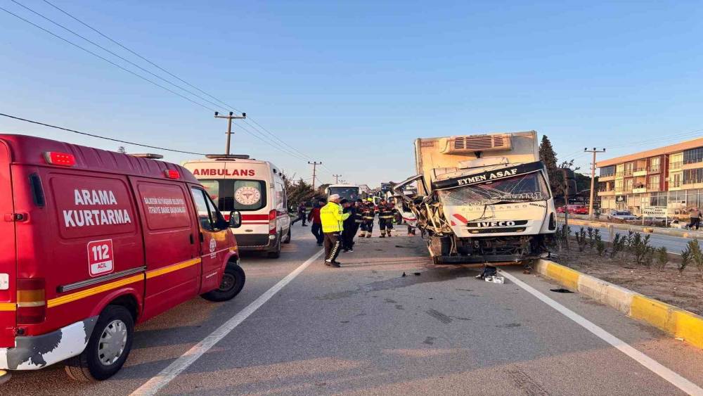 Balıkesir&rsquo;deki kamyon ile trakt&ouml;r &ccedil;arpıştı: 2 yaralı

