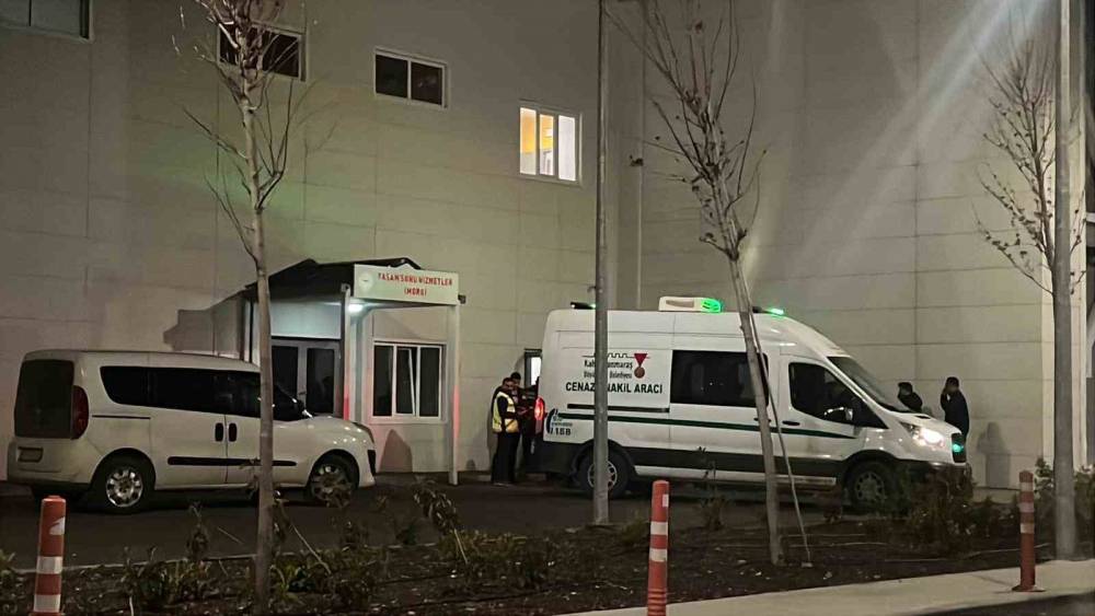 Tartıştığını eşini başından silahla vurup &ouml;ld&uuml;rd&uuml;
