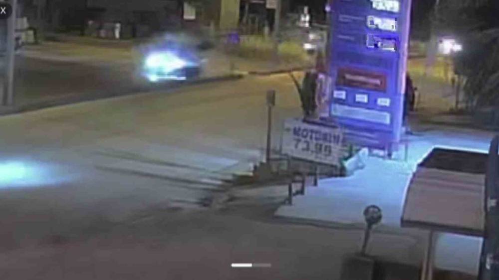 Otomobille &ccedil;arpışan motosikletteki 2 kişi metrelerce havaya u&ccedil;tu
